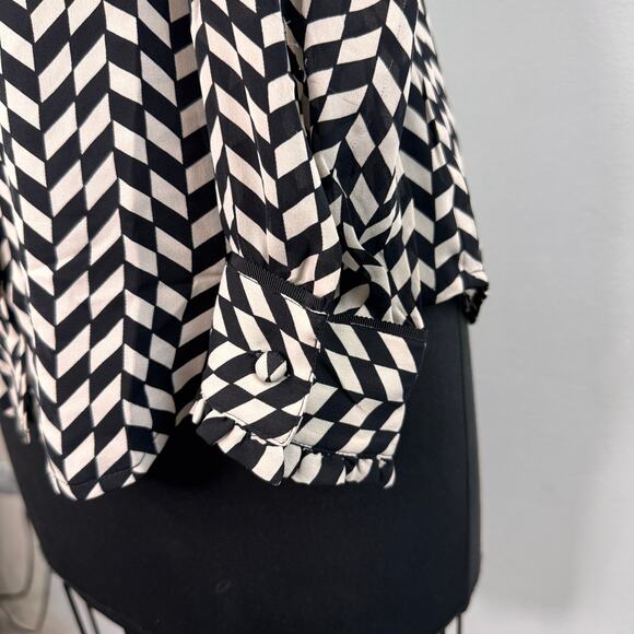 J.Crew Black White Blouse Silk Houndstooth Ruffle Neck Curved Hem Button-Up Sz 4 - Picture 3 of 8